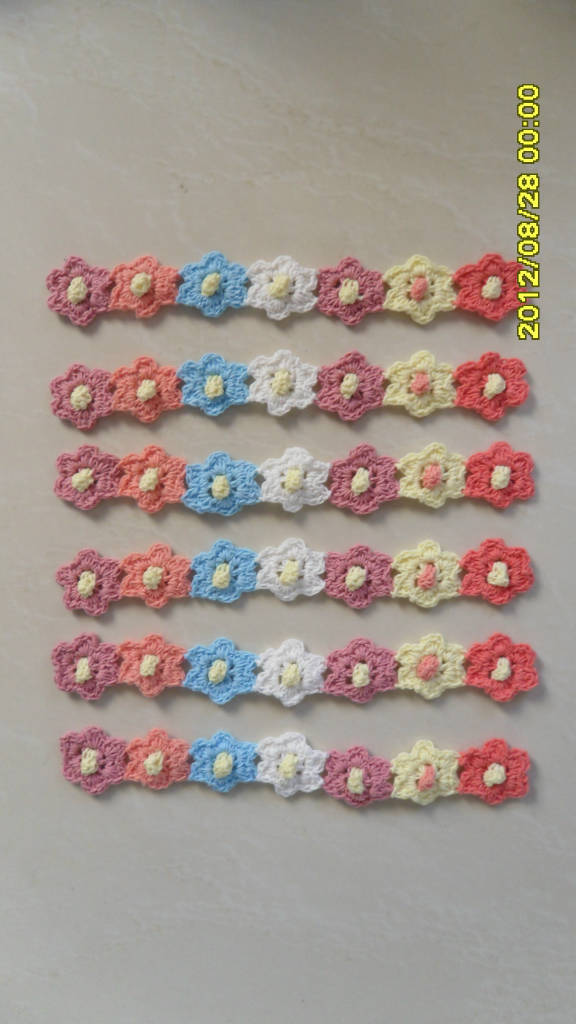 供应手钩花，针织花，手钩花边。纯手工制做。款式新，品种全