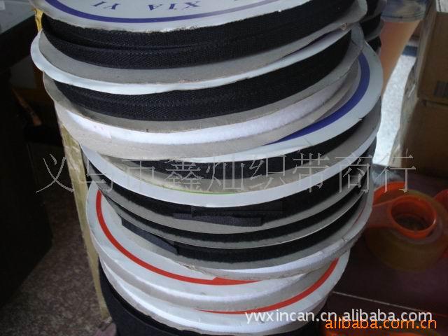 加纸片粘扣带