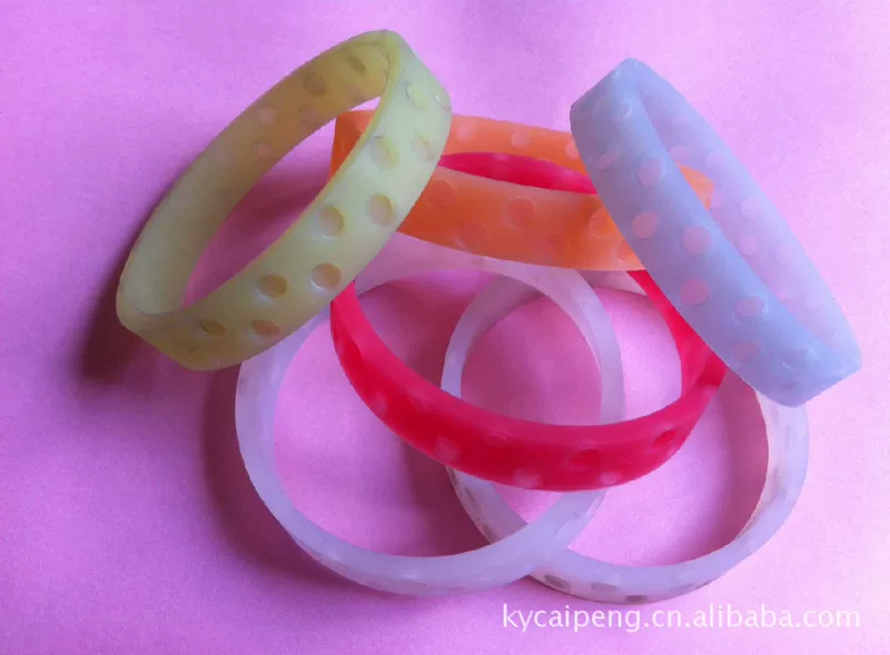 Provide anti -fatigue bracelet, pendant laser carving processing