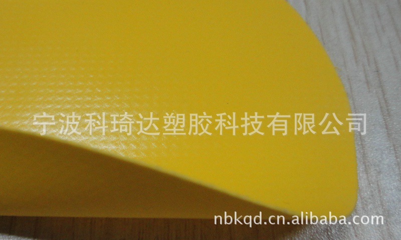 供应色牢度好PVC压延夹网布箱包布