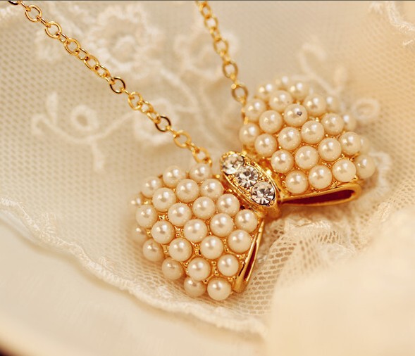 Fashionable fresh necklace with bow from pearl