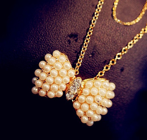 Fashionable fresh necklace with bow from pearl