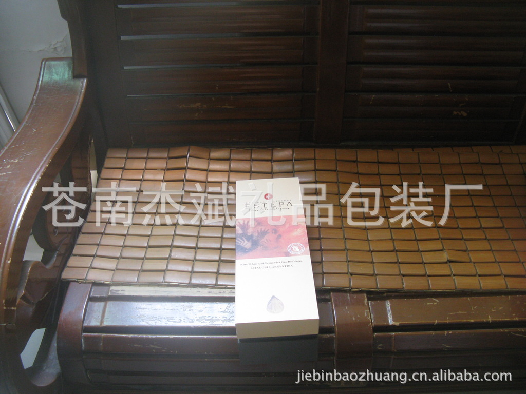 白卡材料，白板纸材料。白卡盒子。金卡纸盒