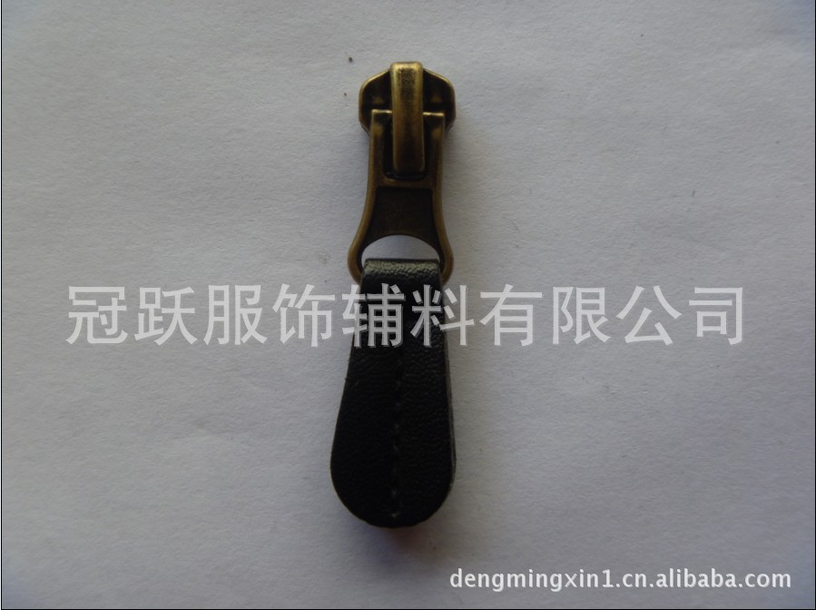 【8#车线皮拉片】属于箱包拉头，无LOGO属于通用型