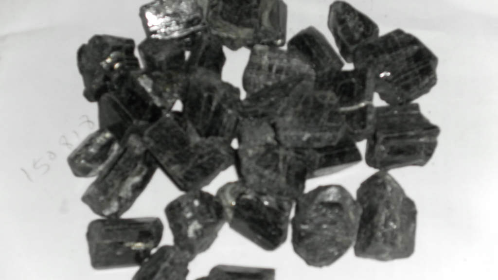 供应高纯电气石粉 325目 500目 1250目电气石粉 电气石颗粒