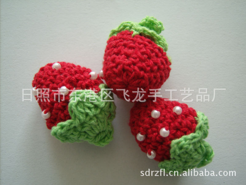 供应手钩花饰品草莓。日照钩花。手工钩编花款式新。品种全