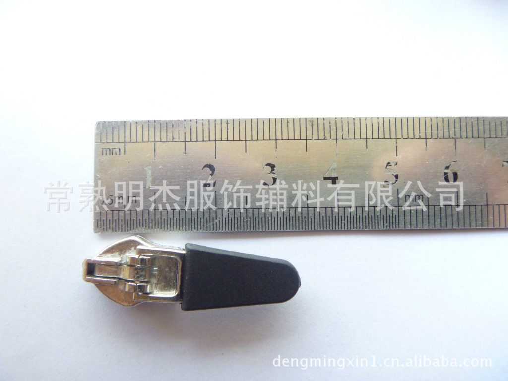 7#尼龙注塑拉头 光板通用款式