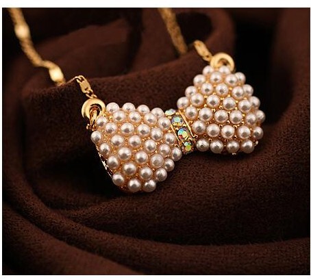 Fashionable fresh necklace with bow from pearl