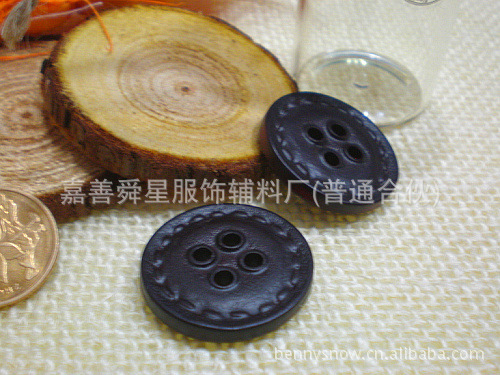 厂家供应树脂纽扣圆形有眼黑色四眼扣服装辅料钮扣扣子