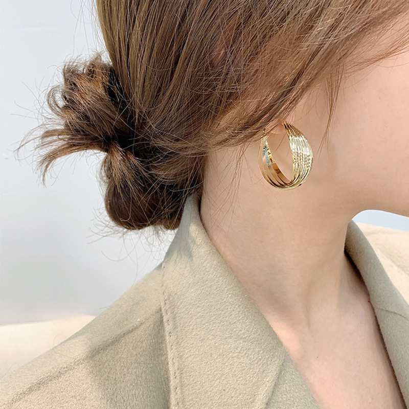 Pendientes exagerados de aguja de plata 925 pendientes geométricos de superficie retorcida nuevos pendientes de estilo pendientes de temperamento rojo neto de moda para mujeres al por mayor