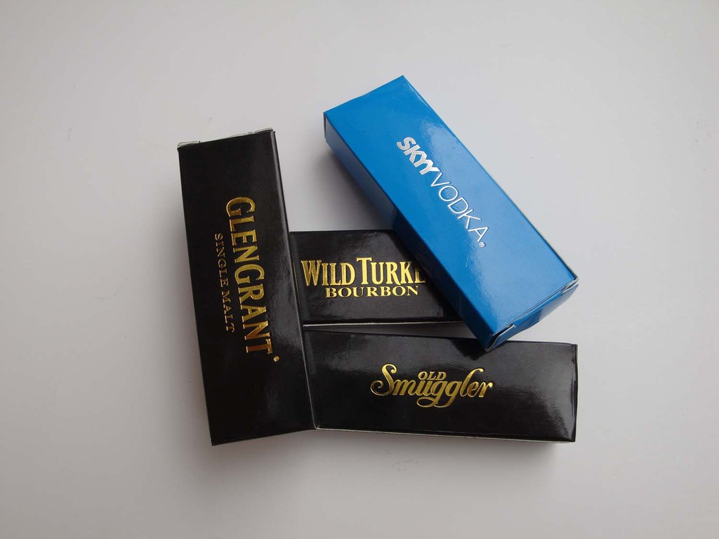 生产厂家可按您的要求大量根据客户要求优惠订做烫金纸盒