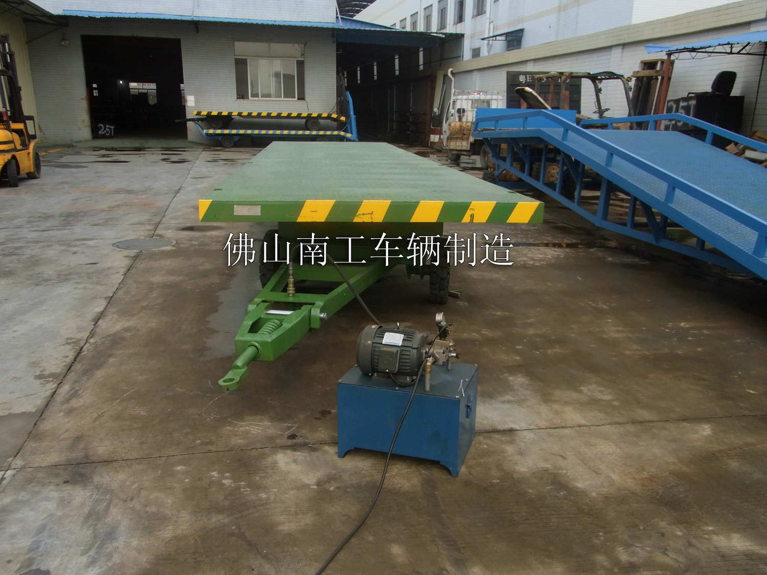 南工厂家直销自卸式拖车 倾翻式平板车大小吨位供应