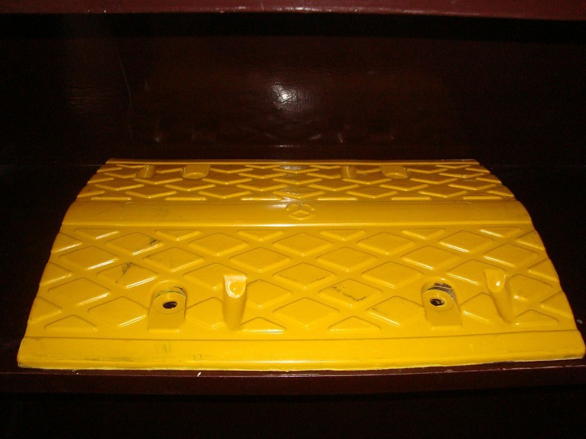 欧标减速带 大型加高加宽减速带 七公分高菱形纹减速带 50*50cm