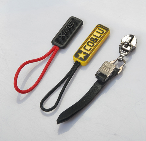 厂家批发环保pvc拉链头注塑辅料包装袋箱包配件拉链头绳子拉袢板