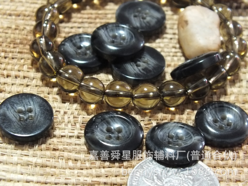 批发树脂纽扣实色纽扣长眼纽扣花扣 四眼扣树脂 大衣树脂纽扣