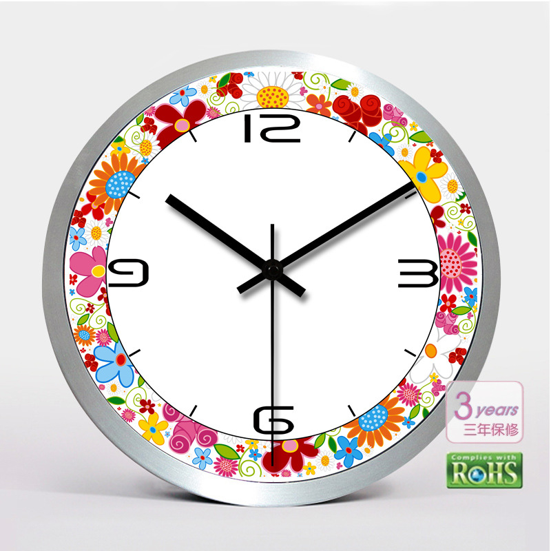 Suministro de metal de acero inoxidable mudo Reloj de pared creativo moda sala de estar Reloj de pared de aluminio fábrica al por mayor reloj al por mayor