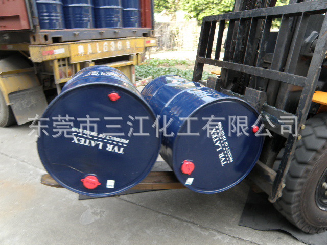 黄春发桶装亚么尼亚胶货柜车到厂卸货