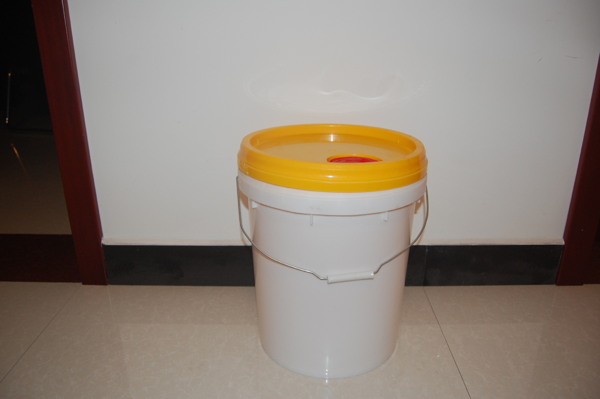 厂家供应带盖脂密封桶 旋盖圆桶 化工农药油漆包装涂料桶