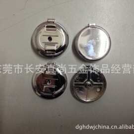 供应外径32MM，LOGO位26.5MM，背面装铁背夹的金属易拉得实用