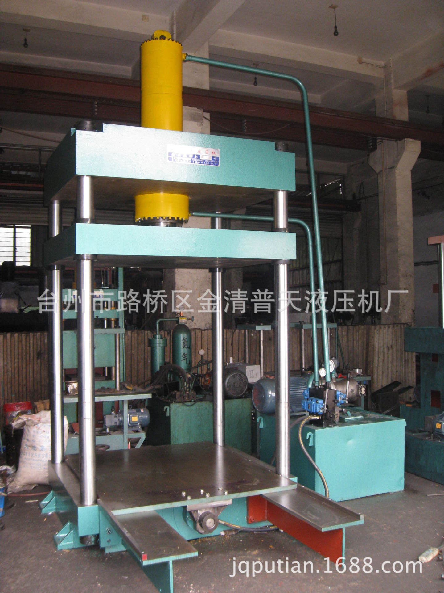 【普天】160T大吨位大工作台面三梁四柱液压压力机