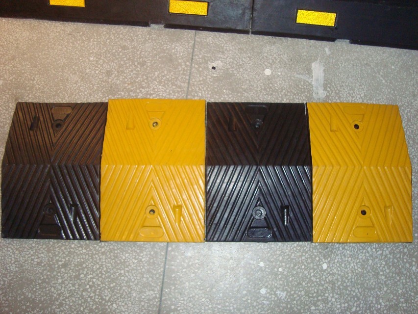 橡胶减速带 道路减速带 小区减速带 米字型减速带25*35*5cm减速板