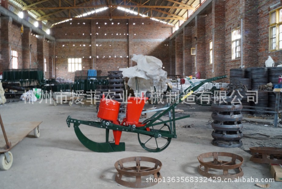 大量供应出口非洲畜力犁 ，步犁 ，牵引犁，玉米播种机，犁耙