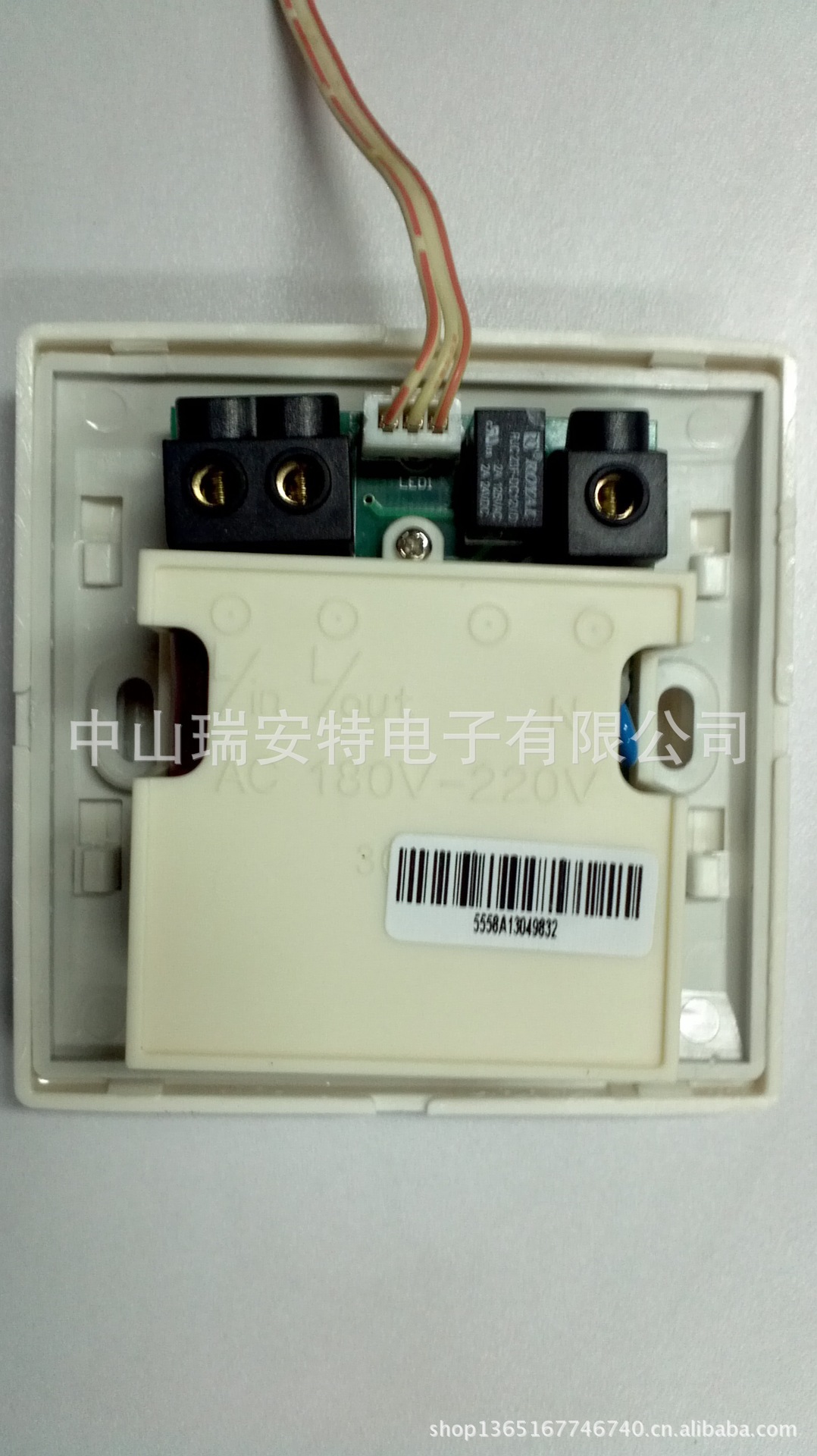 带干接点/开关量输出取电开关，插拨卡时随着开关量变化控制空调