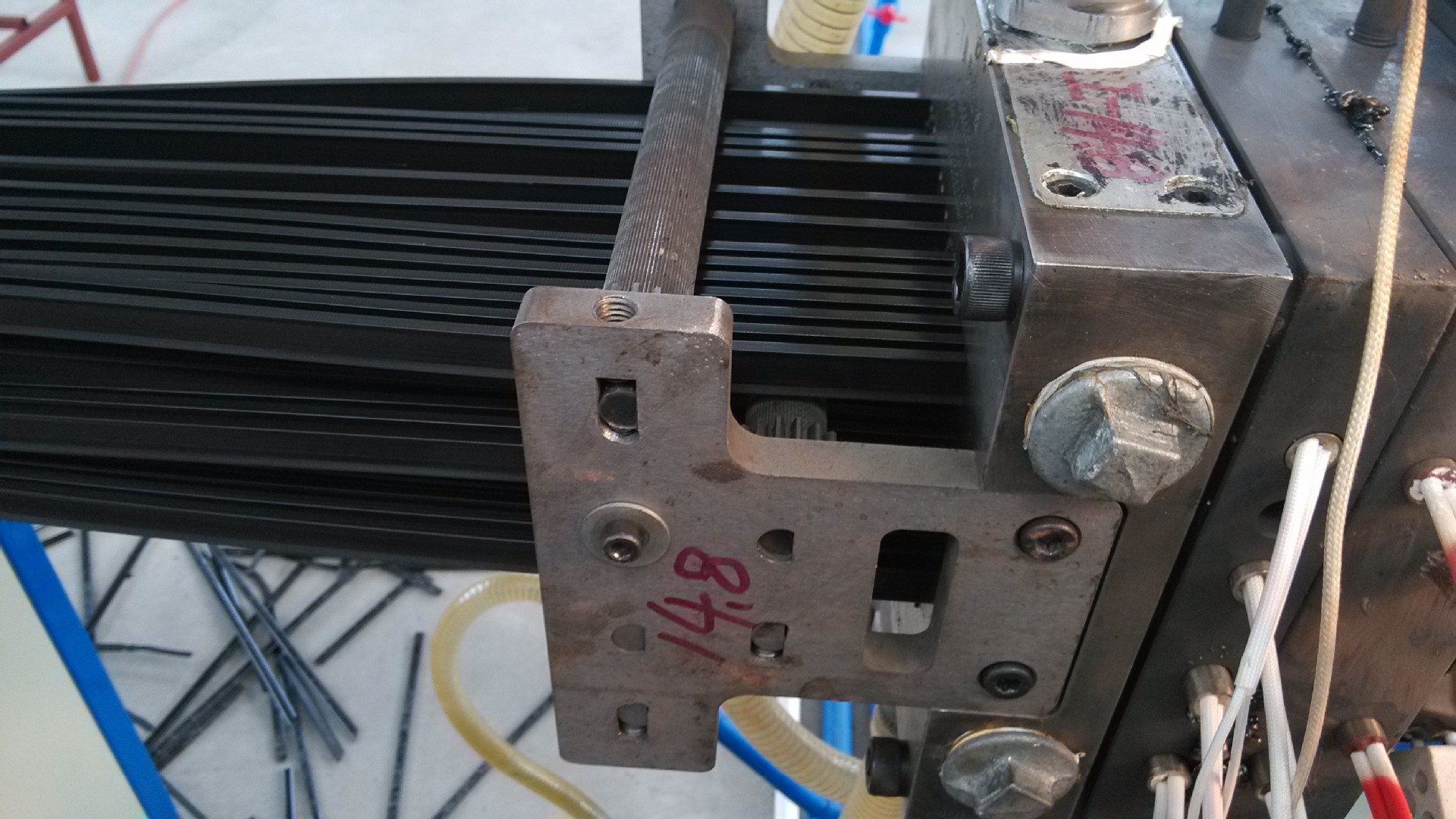 厂家供应异型材管材塑料挤出机器PE板材塑料挤出机