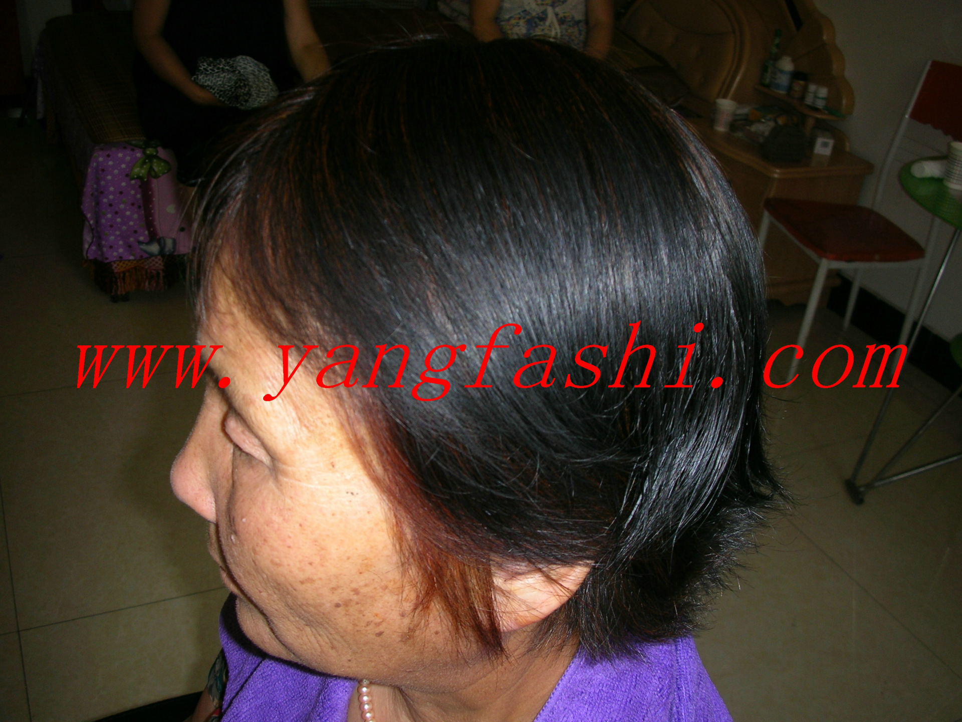 客人使用咖啡色加乌丝蔓后再用靛蓝粉