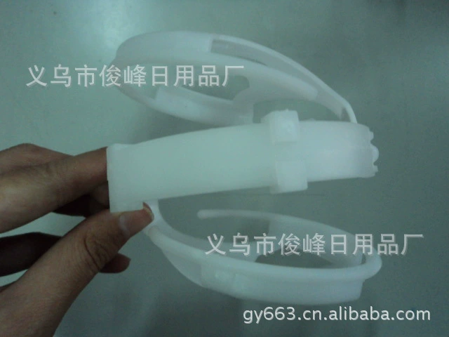 Производитель поставляет различные пластиковые стойки из теплых наушников, наушников, пластиковых каркасов и пластиковых аксессуаров.