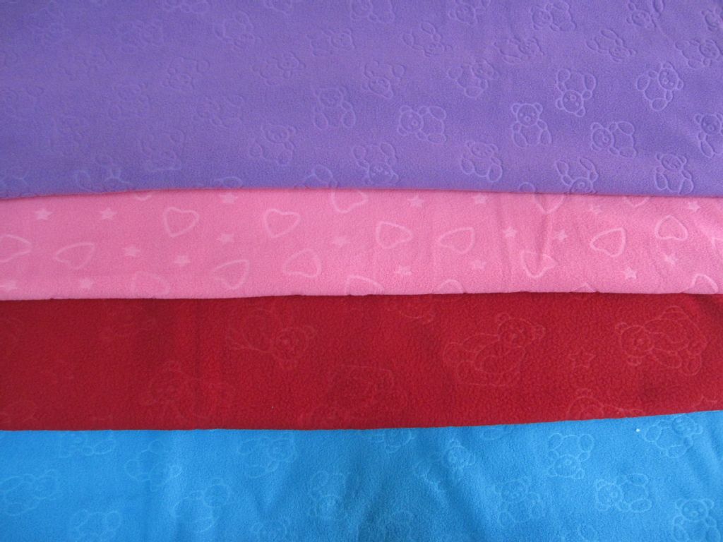 供应各种规格的全涤压花摇粒绒 轧花单刷单摇 摇粒绒