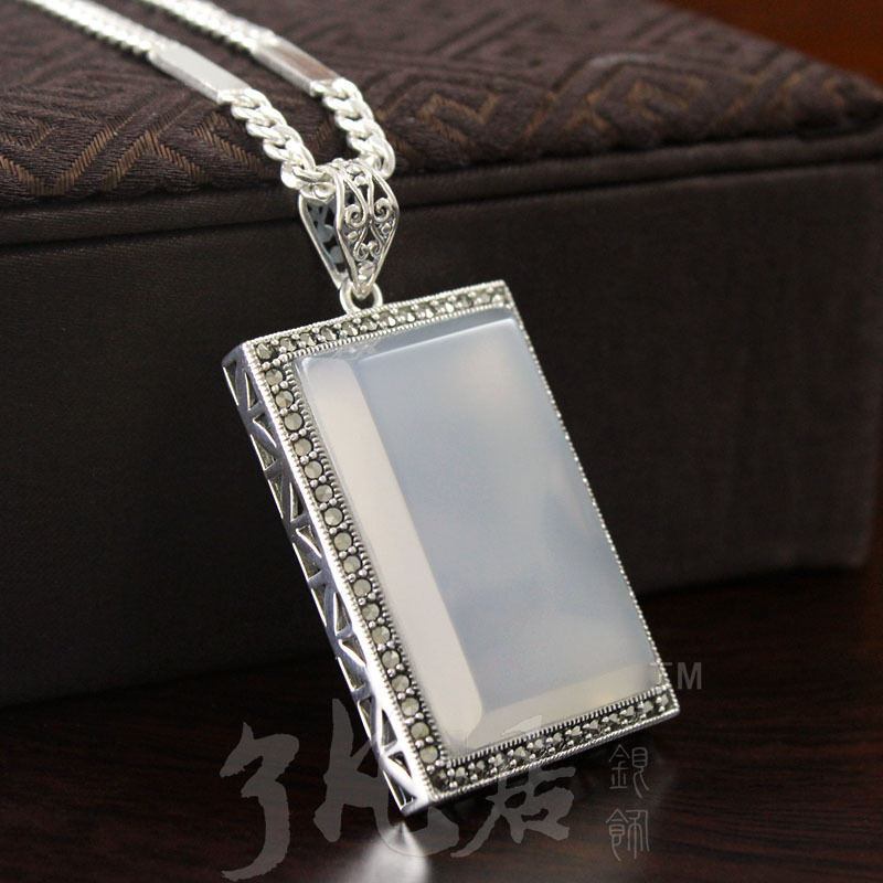 S925纯银吊坠批发 26*38MM泰银镶白玉髓平安无事吊牌 毛衣链吊坠