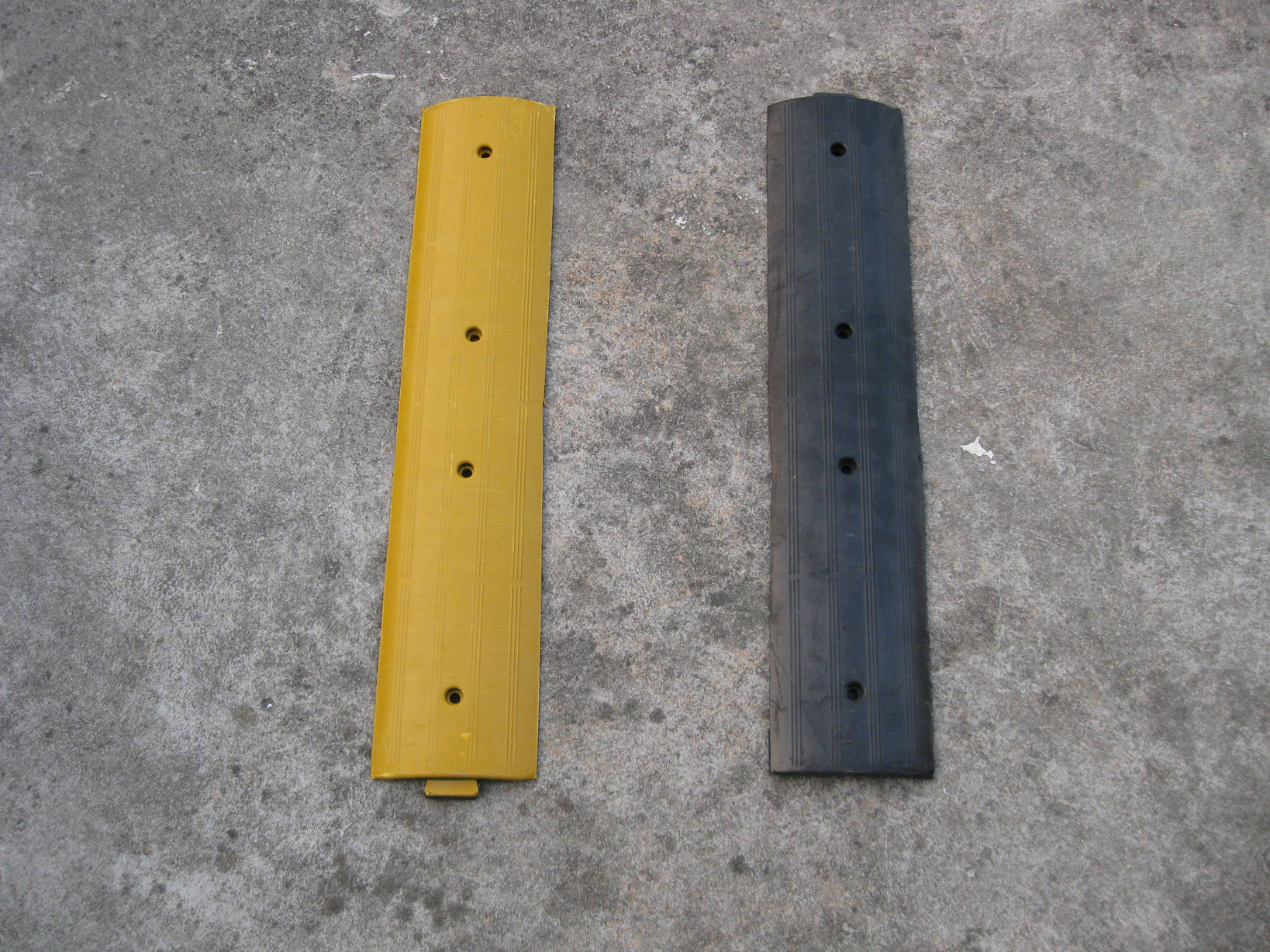 小型减速带 细腻胶质折不断 10cm宽自行车减速垄 厂家量大可优惠