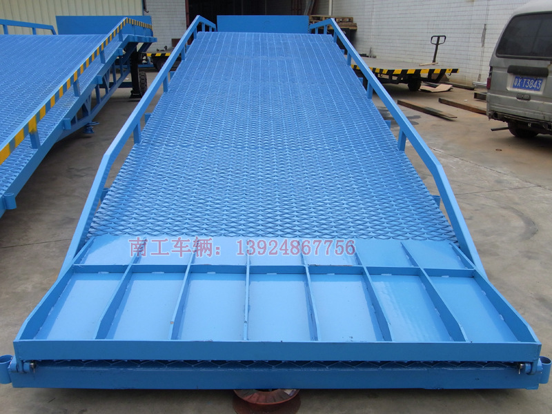 8T移动装卸货平台 移动登车装卸货桥