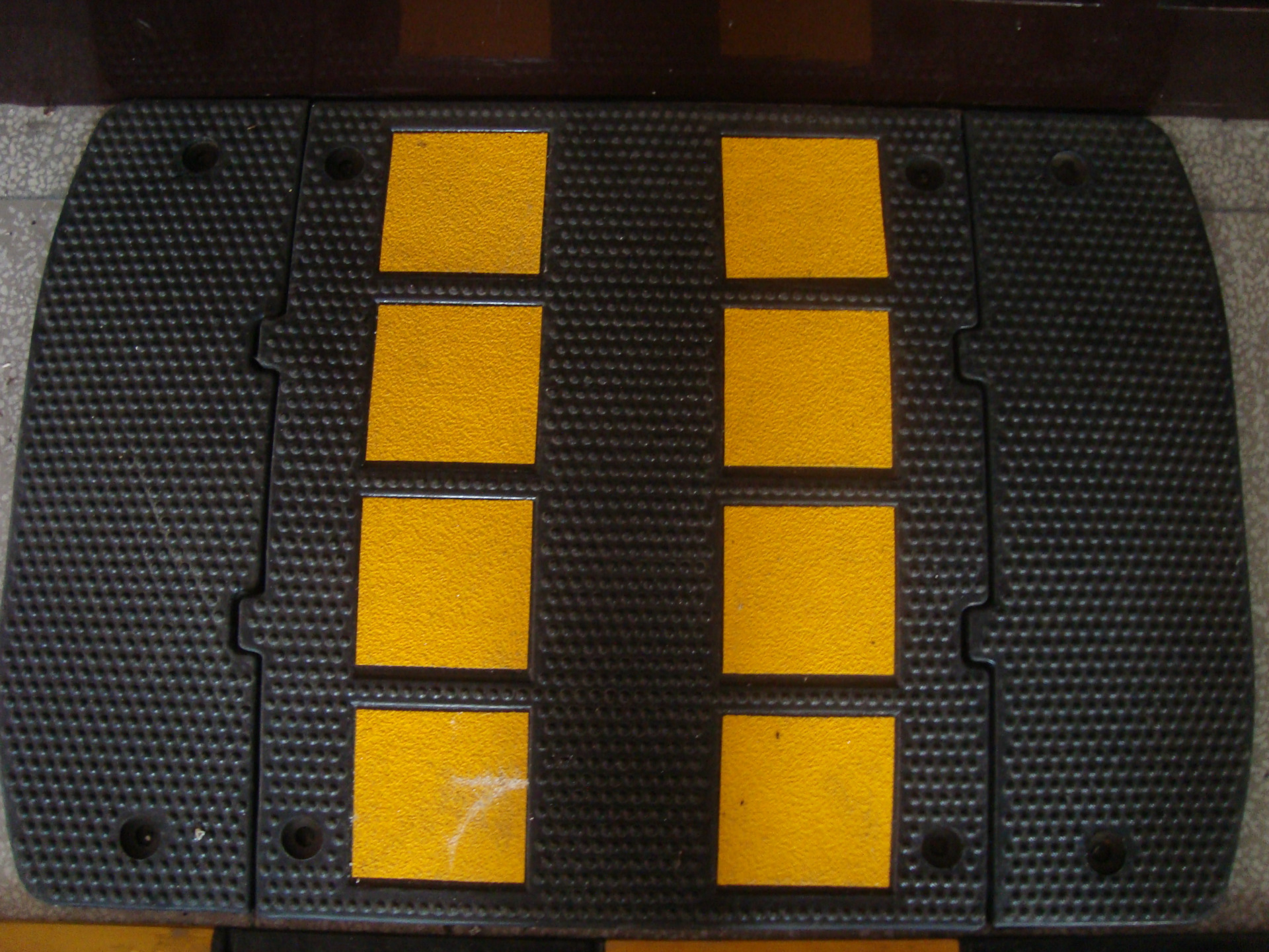 50*60*3cm 欧标减速带 加宽型标线减速带 出口品质 小区