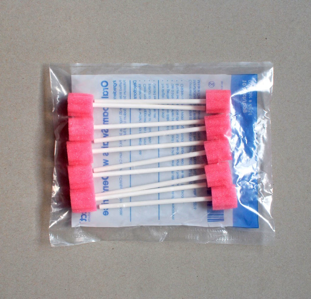 Одноразовые губчатые палочки и зубной порошок