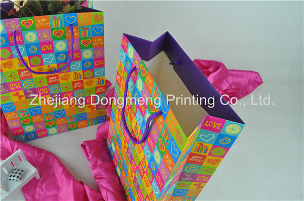 厂家供应新款彩色 210g白卡 装生日礼品 包装纸袋