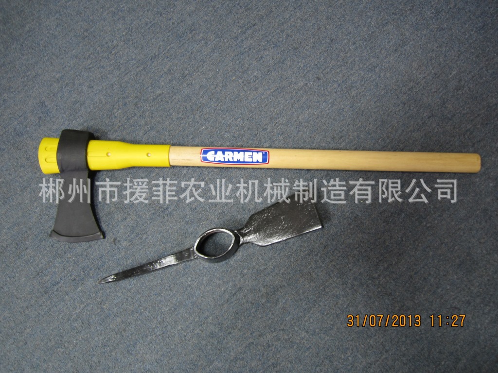 出口南非锻打大孔斧头，带柄大孔斧头P401辊锻   红色钢镐