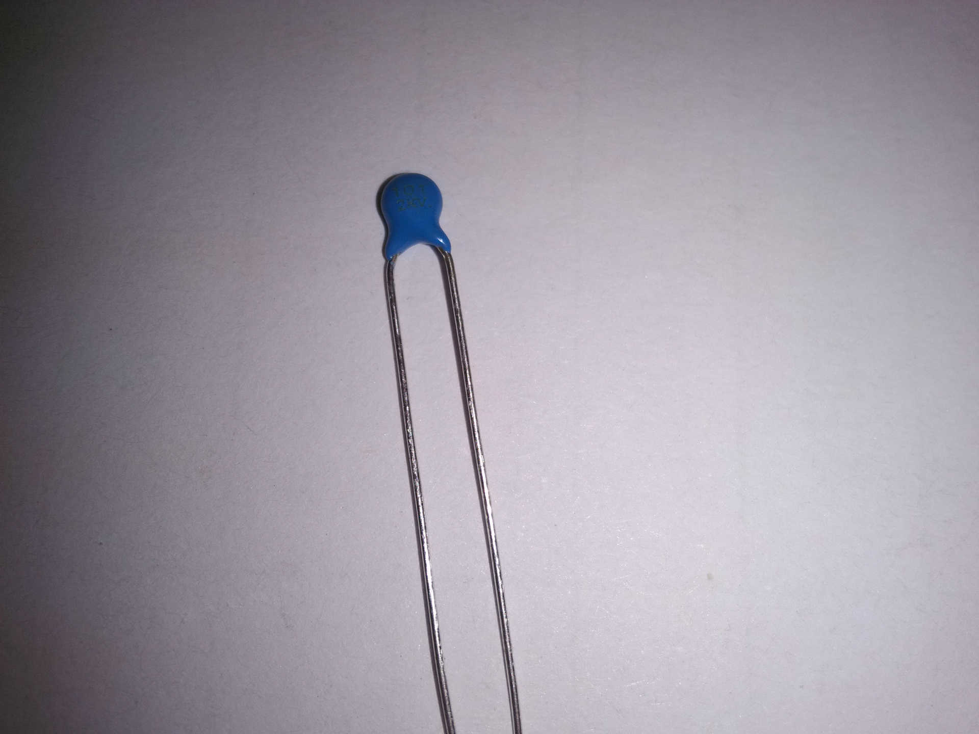 高压瓷片陶瓷电容小型化瓷介电容CC102M/2KV Y5V P=2.5 L=25 蓝色