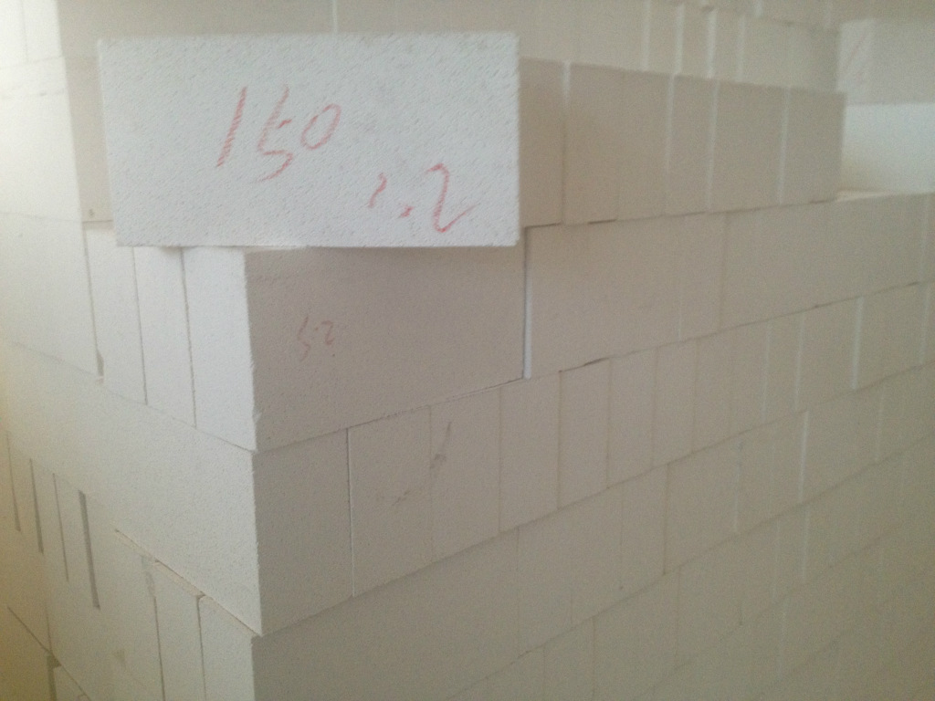 厂家供应 环保刚玉莫来石砖