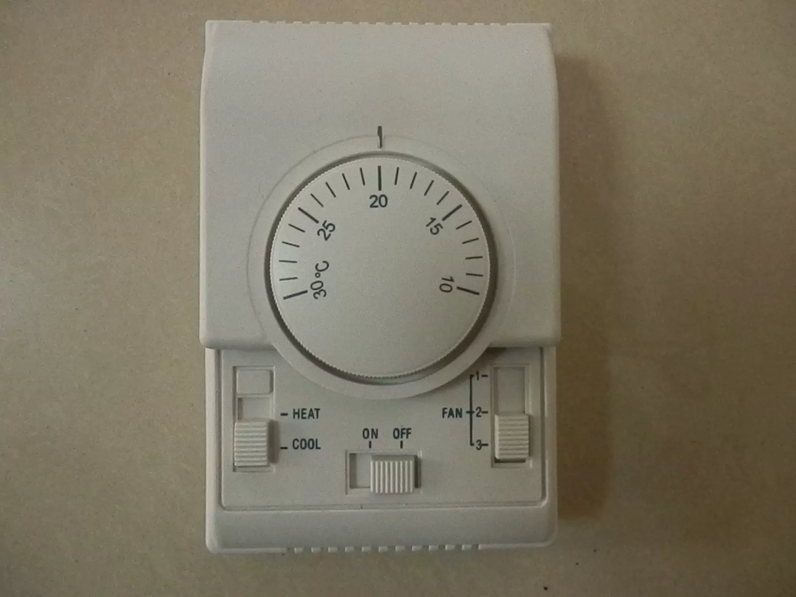 厂家直销中央空调温控器控制阀门