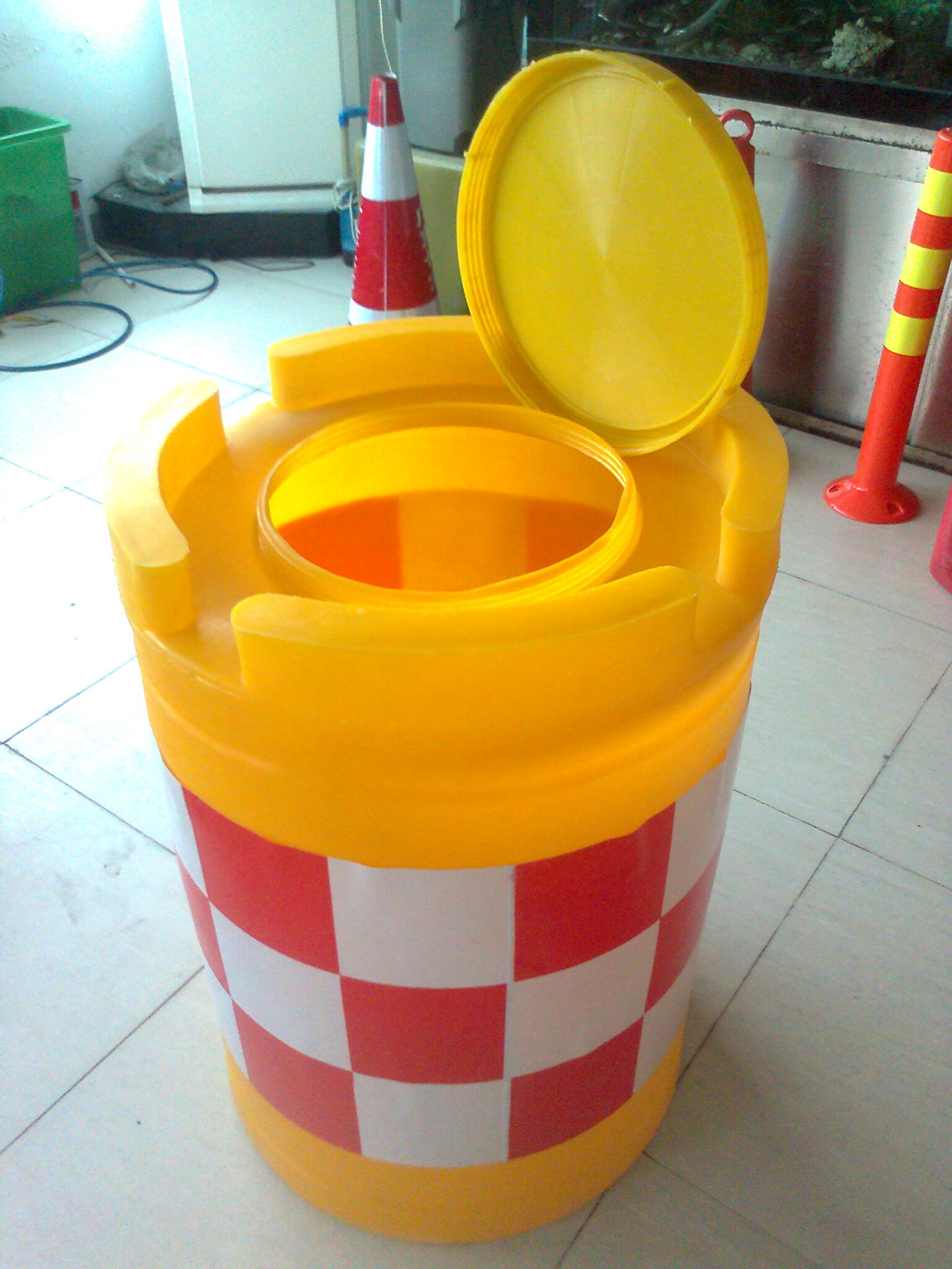 源头厂家滚塑防撞桶 600*800防撞桶  交通防撞桶，红白黑黄防撞桶