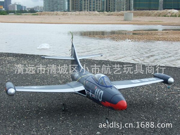 Airplane with fixed wing