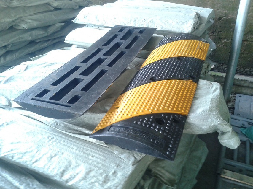 供应橡胶减速带 斜纹减速带 300宽 非常规减速带 5cm高 厂家生产