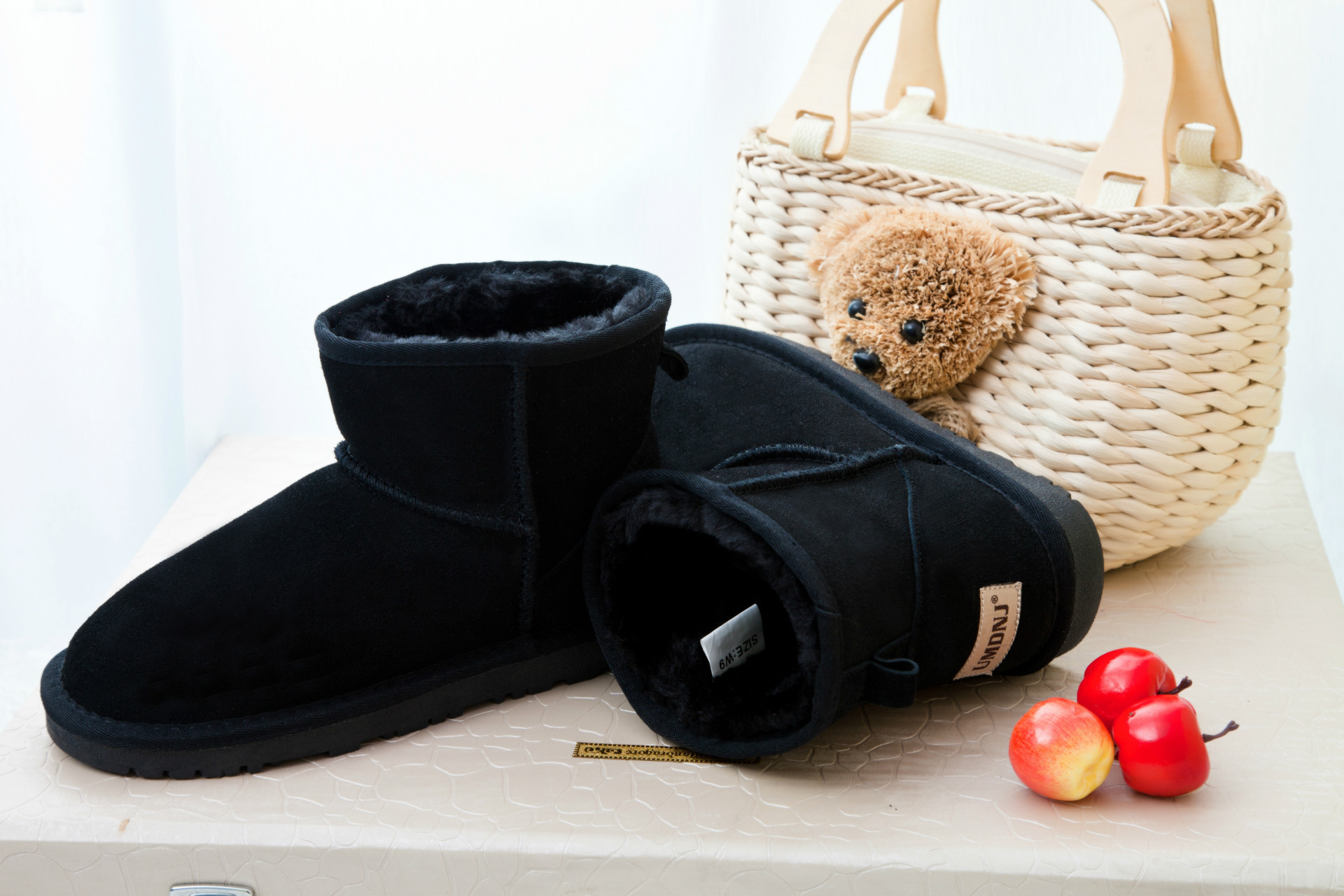 1049898494_1793995830