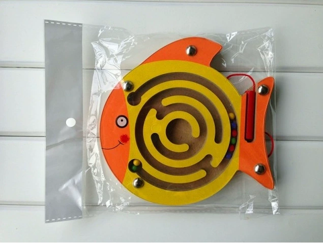 Small magnetic labyrinth, wooden pen, smart toy, family style