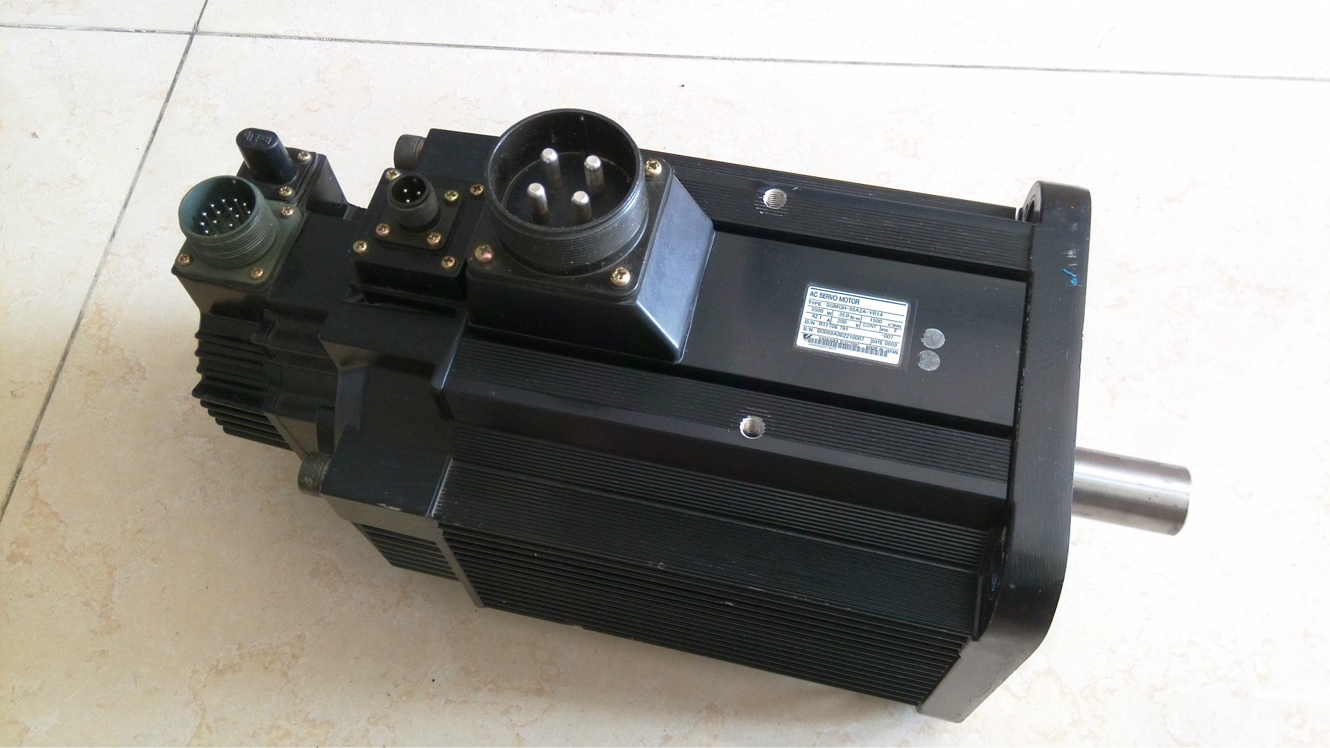 安川伺服马达 SGMGH-55A2A-YR14   SGMGH-44A2A-YR17 保修三个月