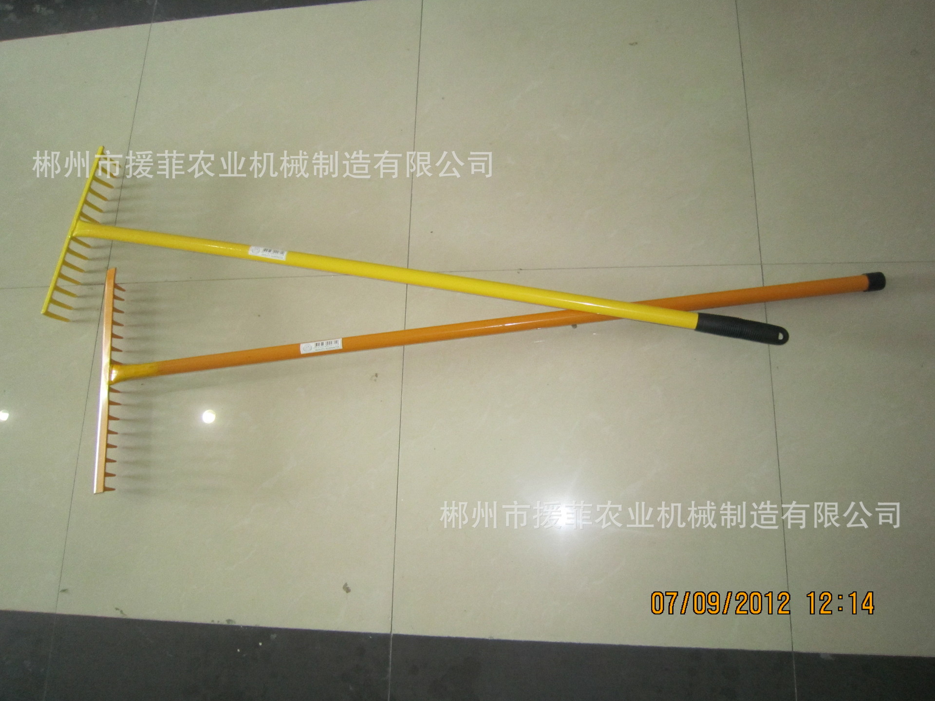 赞比亚津巴布韦连体铁锹，橘黄色铁耙16齿，铁叉，钢镐，锄头