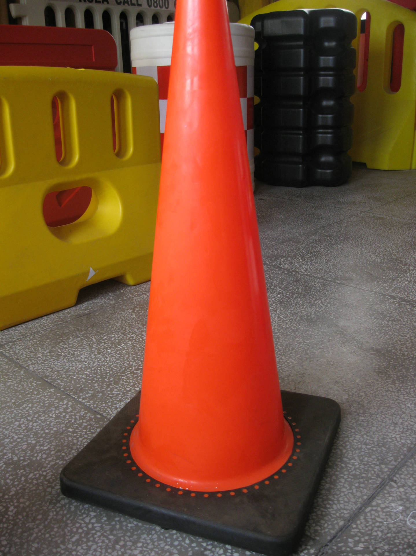 28英寸 出口 回料底pvc路锥 路障 路标 晶格贴膜 36*36cm底座