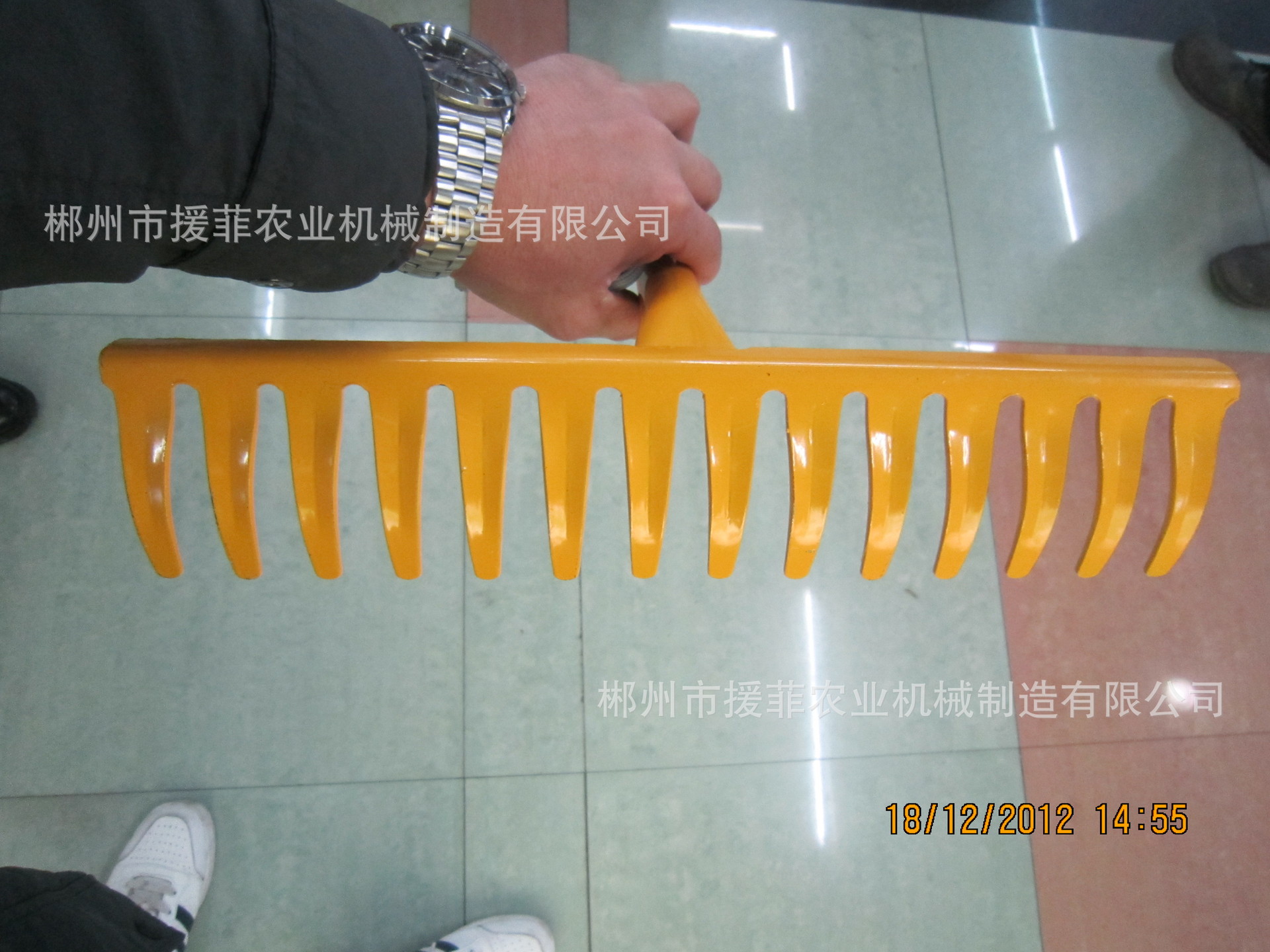 赞比亚津巴布韦连体铁锹，橘黄色铁耙16齿，铁叉，钢镐，锄头